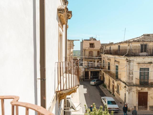 Palazzo in vendita a Rosolini