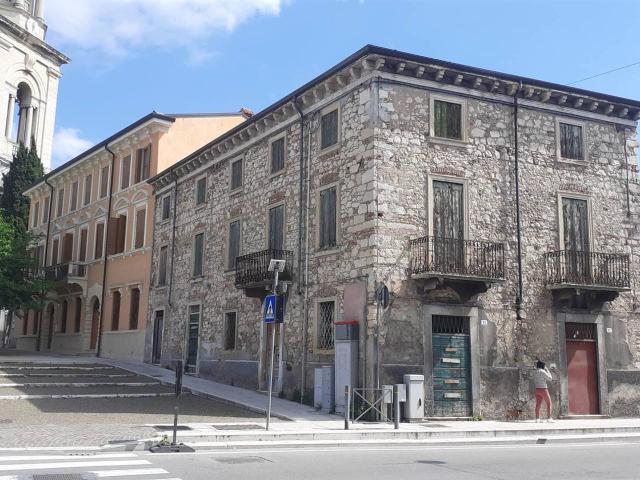 Palazzo in vendita a Sud-Est, Brenzone
