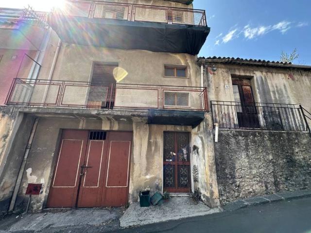 Palazzo in vendita a Ficarazzi, Aci Castello