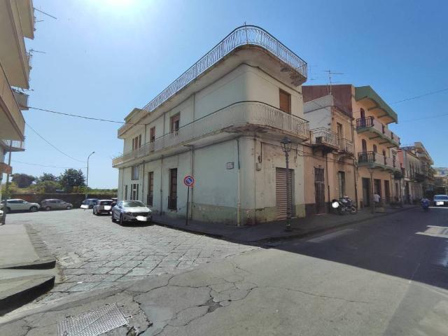 Palazzo in vendita a Aci Santa Lucia, Aci Catena