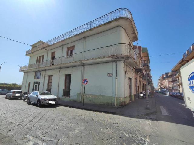 Palazzo in vendita a Aci Santa Lucia, Aci Catena
