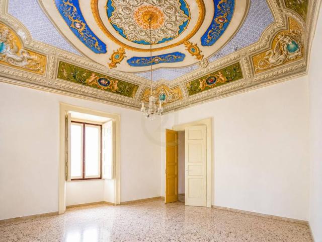 Palazzo in vendita a Acireale, Sicilia