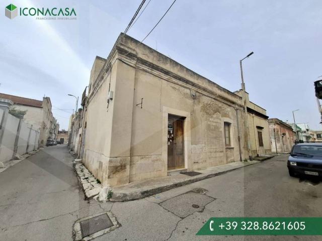 Palazzo in vendita a Adelfia Canneto, Bari