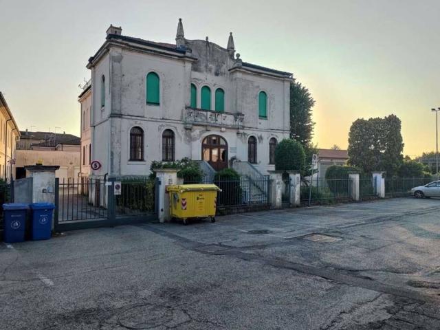 Palazzo in vendita a Borgo Dolomiti, Adria