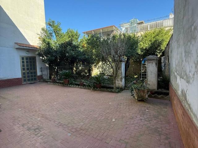 Palazzo in vendita a Afragola, Campania