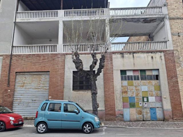 Palazzo in vendita a Unione dei Comuni della Val Vibrata, Alba Adriatica