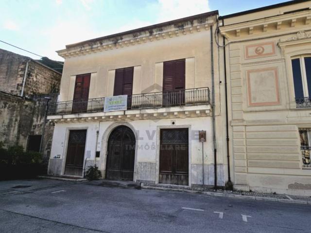 Palazzo in vendita a Amorosi, Campania