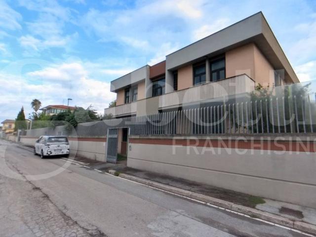 Palazzo in vendita a Montarelli, Aprilia