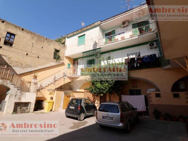 Palazzo in vendita a Arzano, Campania