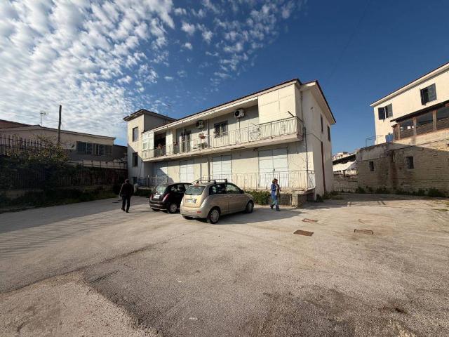 Palazzo in vendita a Arzano, Campania