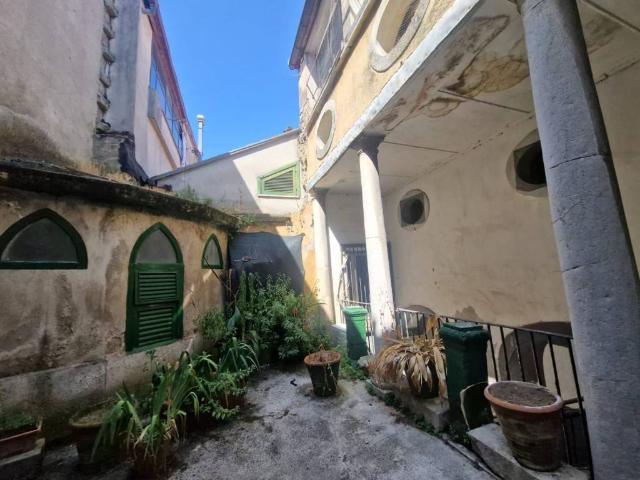 Palazzo in vendita a Atripalda, Campania