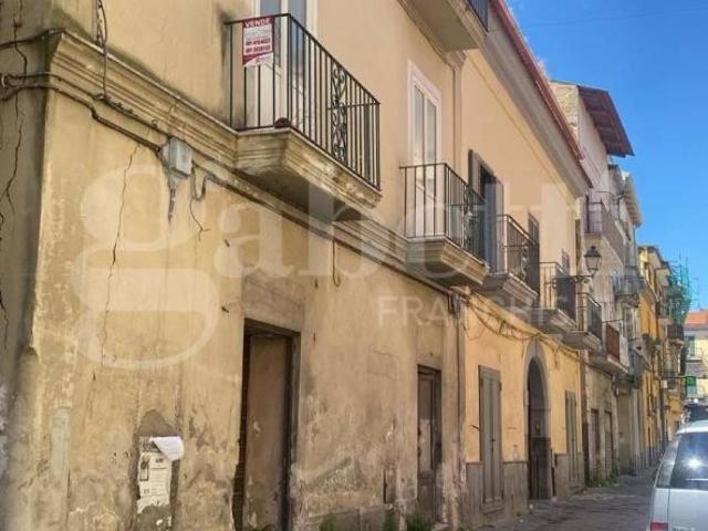 Palazzo in vendita a Bagno d'Aversa, Aversa