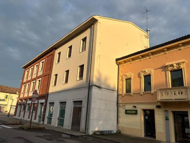 Palazzo in vendita a Terra di Mezzo, Re