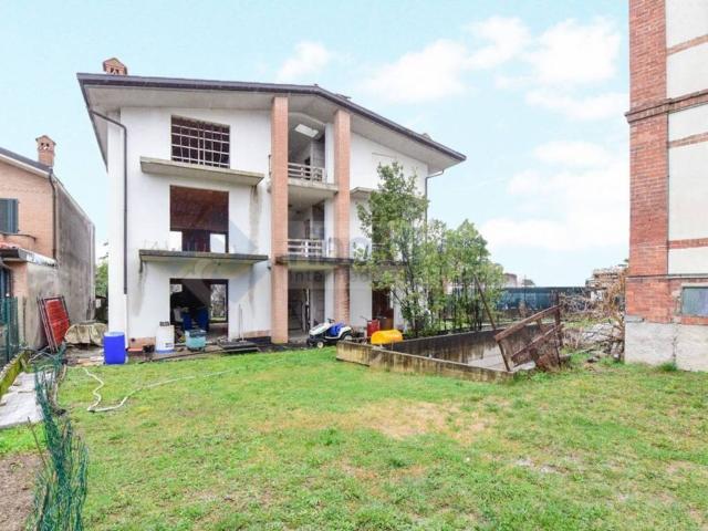 Palazzo in vendita a Besana In Brianza, Lombardia
