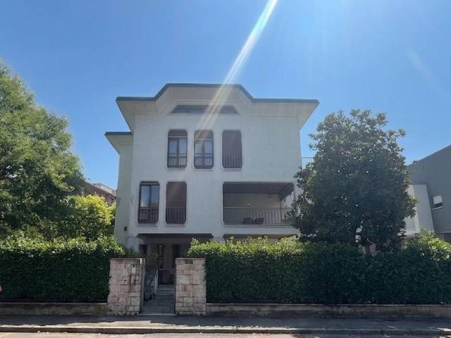 Palazzo in vendita a Zona Sud, Brescia