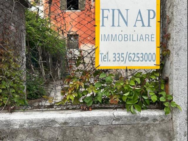 Palazzo in vendita a Zona Est, Brescia