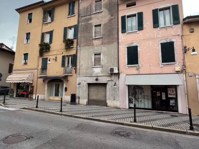 Palazzo in vendita a Zona Est, Brescia