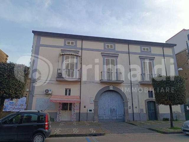 Palazzo in vendita a Brusciano, Campania