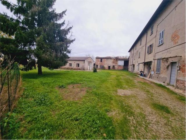Palazzo in vendita a Saliceto, Cadeo