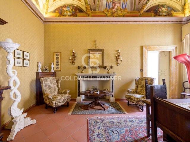 Palazzo in vendita a Cappuccini, Marche