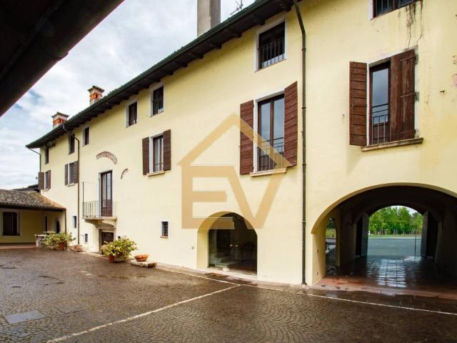 Palazzo in vendita a Calcinato, Lombardia
