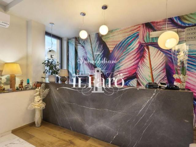 Palazzo in vendita a Lido di Camaiore, Camaiore