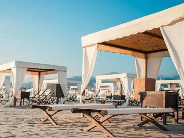 Palazzo in vendita a Lido di Camaiore, Camaiore