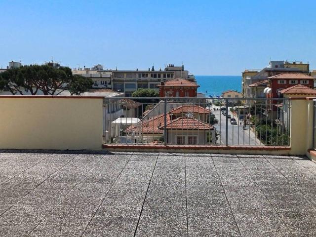 Palazzo in vendita a Lido di Camaiore, Camaiore