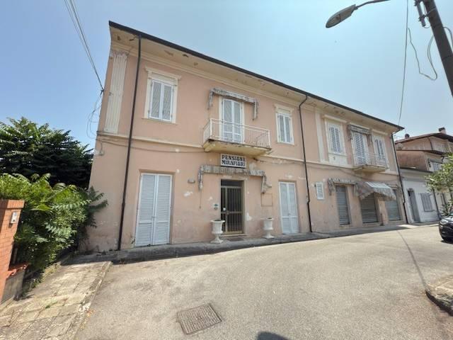 Palazzo in vendita a Lido di Camaiore, Camaiore