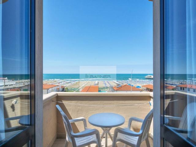 Palazzo in vendita a Lido di Camaiore, Camaiore