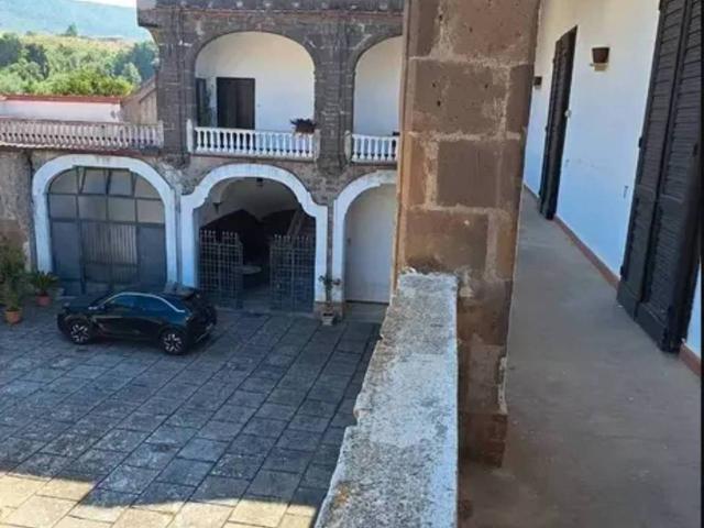 Palazzo in vendita a Camigliano, Campania