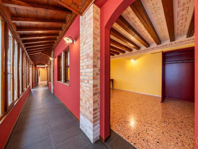 Palazzo in vendita a Campoformido / Cjampfuarmit, Udine / Udin / Videm