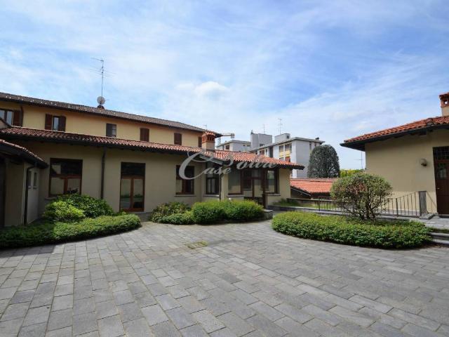 Palazzo in vendita a Villaggio Trieste, Cantù