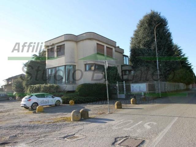Palazzo in vendita a Carate Brianza, Lombardia