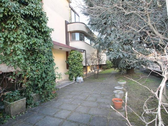 Palazzo in vendita a Carate Brianza, Monza-brianza