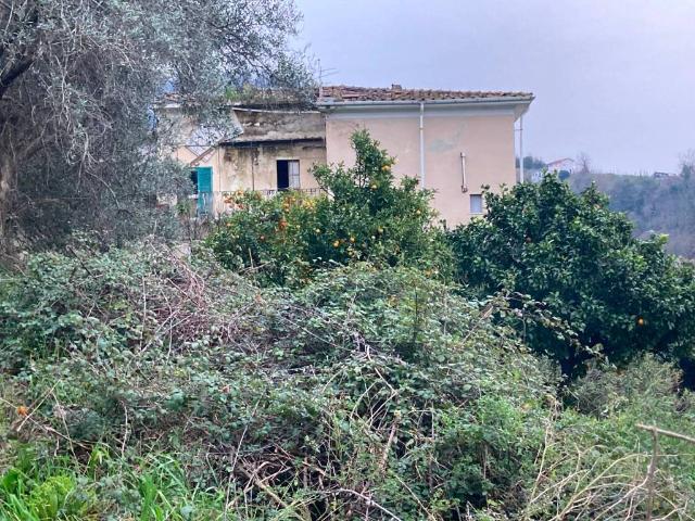 Palazzo in vendita a Pontecimato, Carrara