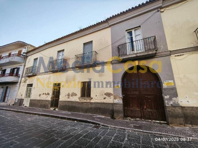 Palazzo in vendita a Casaluce, Campania