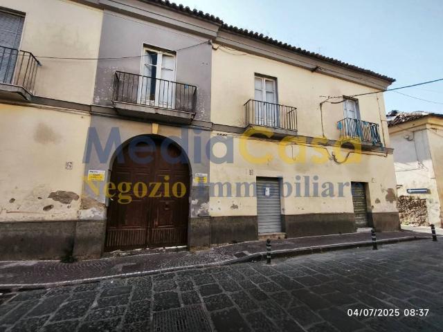 Palazzo in vendita a Casaluce, Campania