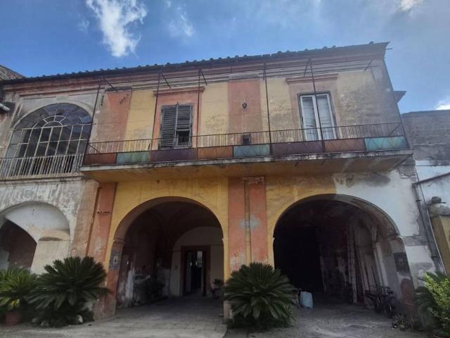 Palazzo in vendita a Casapulla, Campania