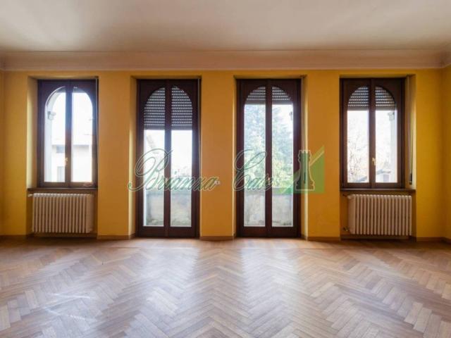 Palazzo in vendita a Campofiorenzo, Casatenovo