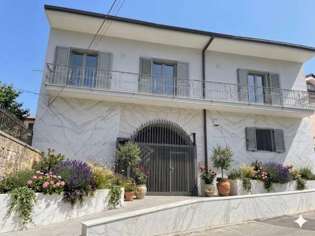 Palazzo in vendita a Caserta, Campania