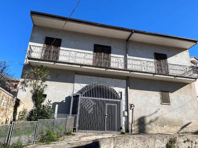 Palazzo in vendita a Caserta, Campania