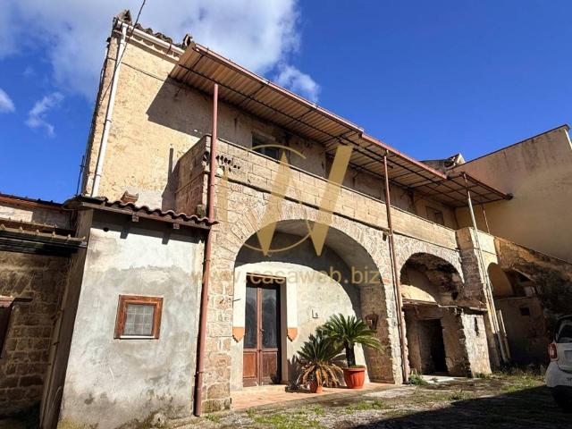 Palazzo in vendita a Mezzano, Caserta