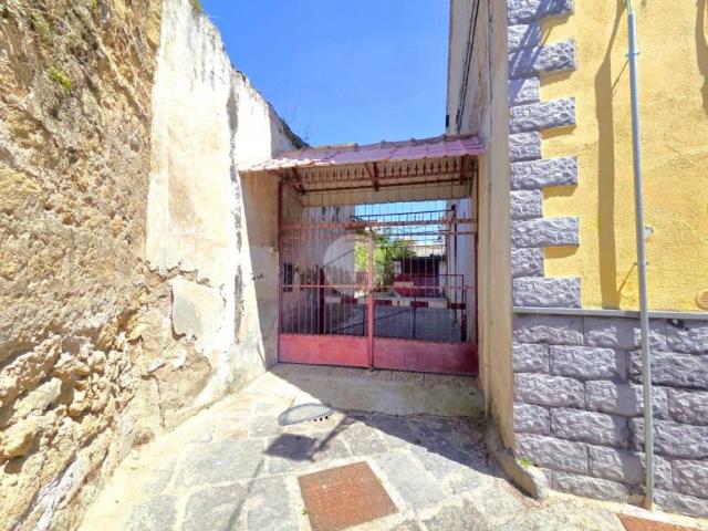 Palazzo in vendita a Casoria, Campania