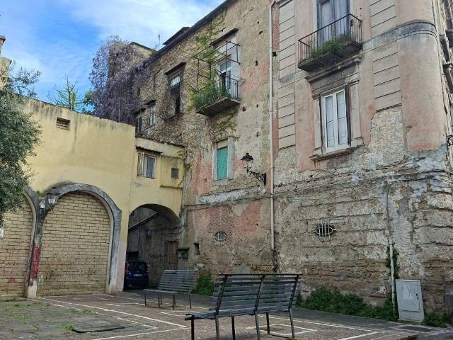 Palazzo in vendita a Casoria, Campania
