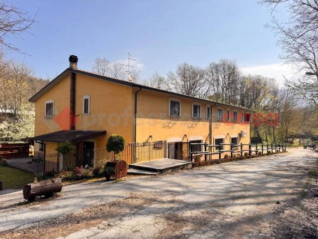 Palazzo in vendita a Castel Del Giudice, Molise