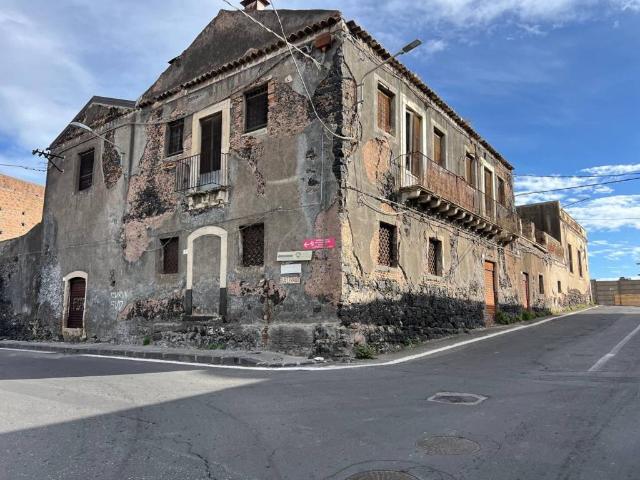 Palazzo in vendita a Centro storico, Catania