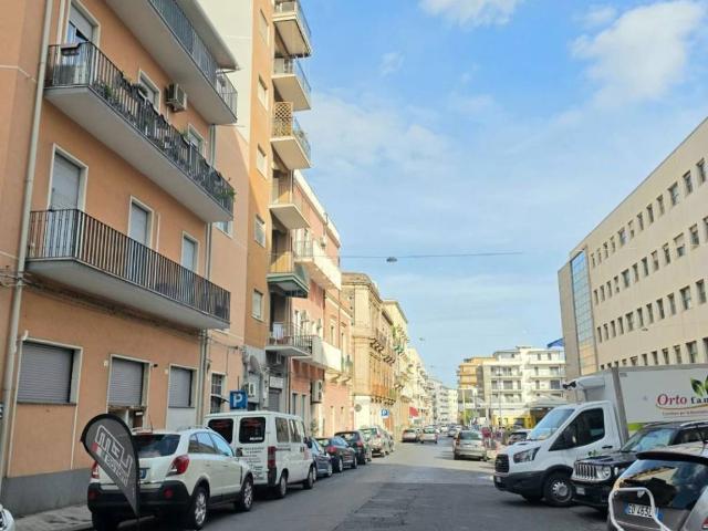 Palazzo in vendita a Picanello-Ognina-Barriera-Canalicchio, Catania