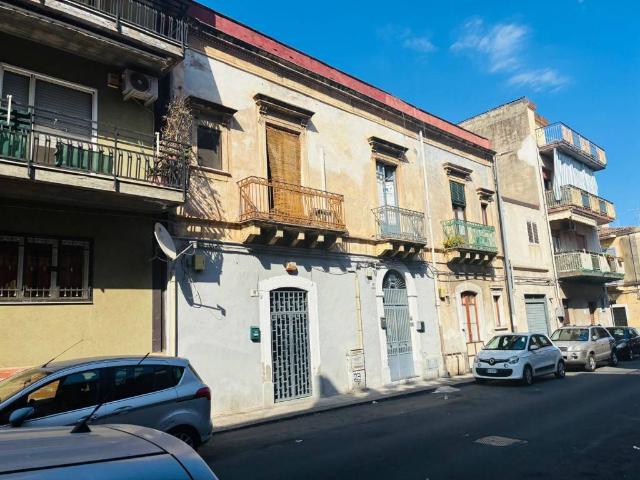 Palazzo in vendita a Picanello-Ognina-Barriera-Canalicchio, Catania