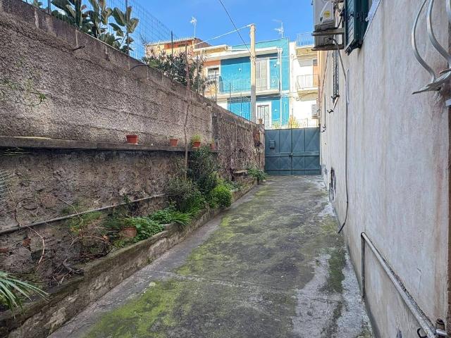 Palazzo in vendita a Picanello-Ognina-Barriera-Canalicchio, Catania